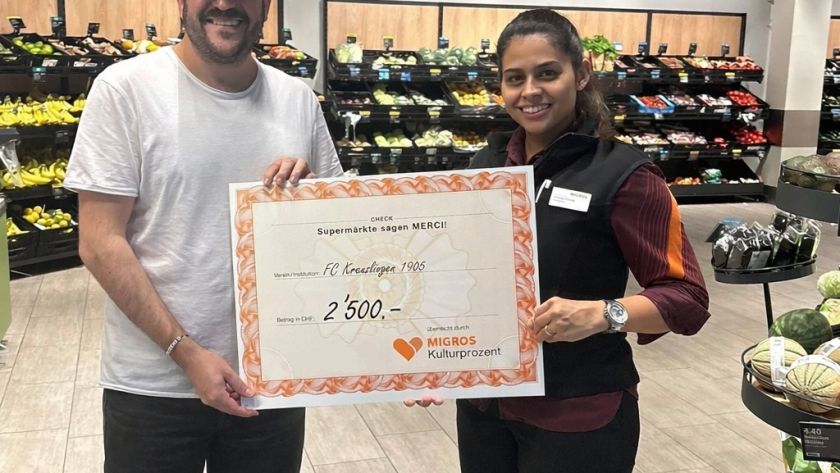 Im Bild : v.l.n.r. Dario Sauter Finanzchef FC Kreuzlingen und Jessica Gomes Filialleitern Migros Kreuzlingen